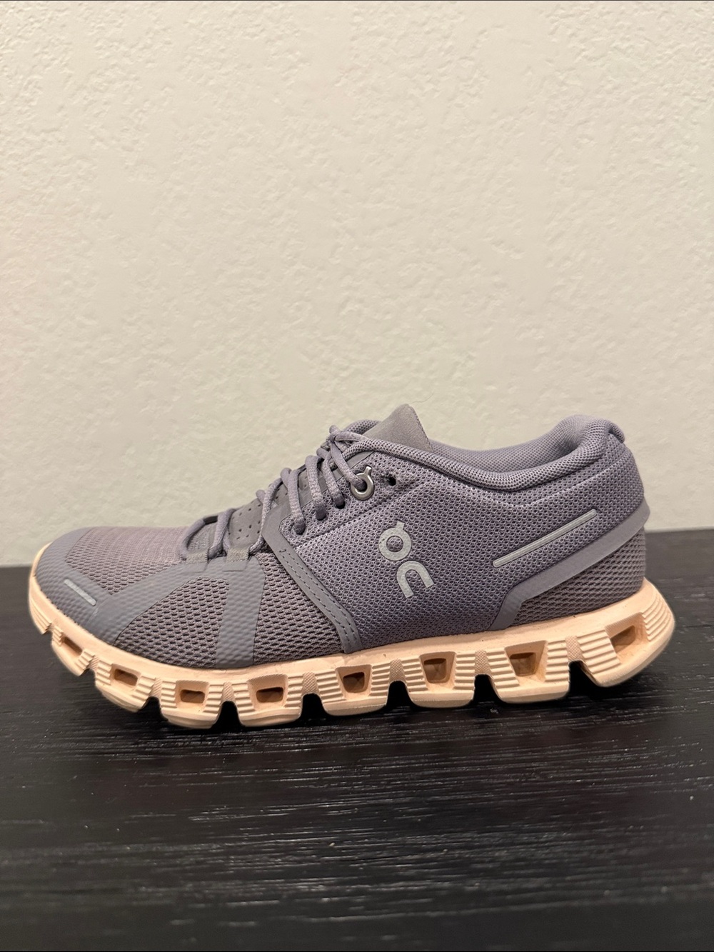 Women’s Size 5 On Cloud Running Shoe in Gray with Peach Sole excellent used cond